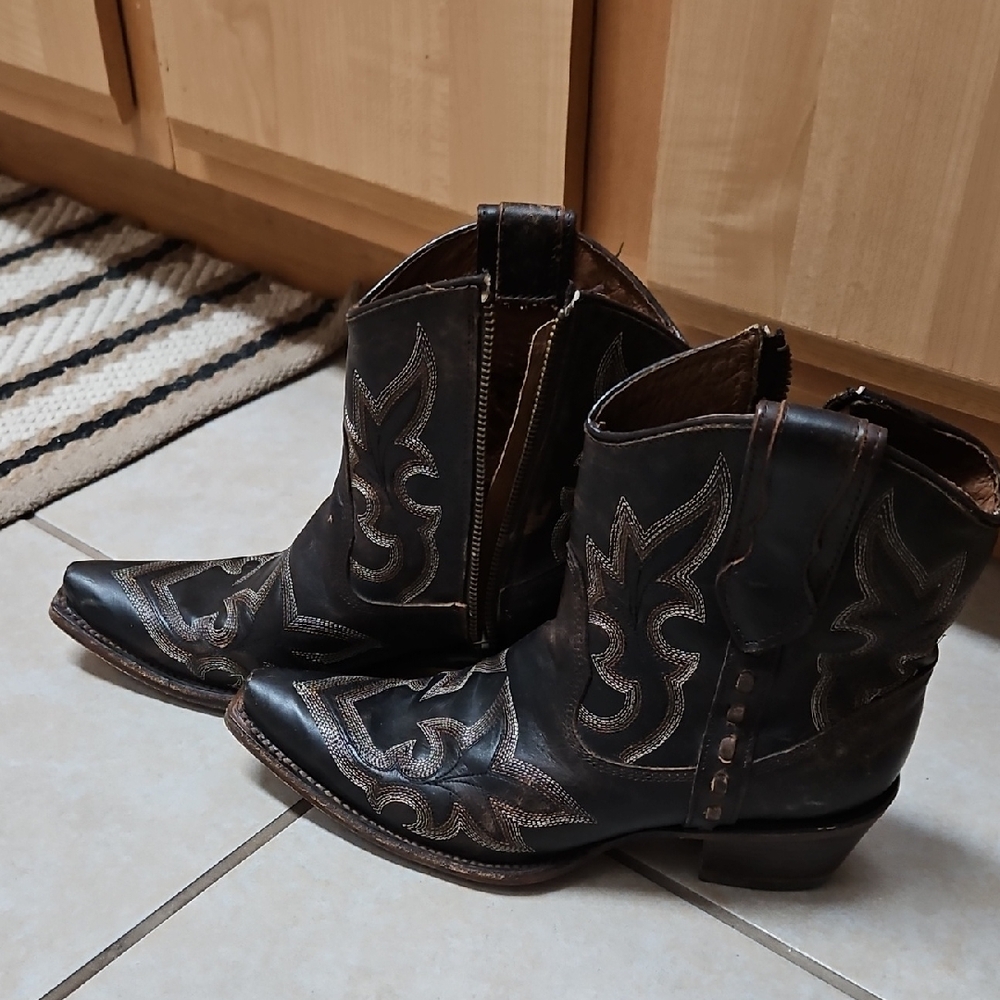 Circle G Black Western Ankle Boots with Contrasting Stitch